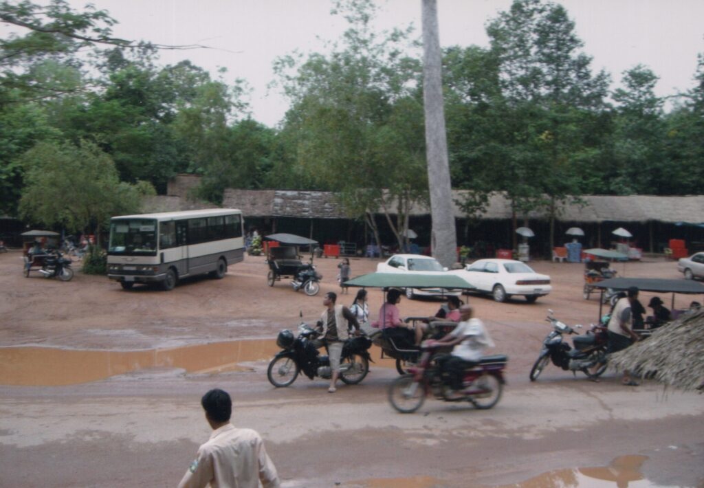 カンボジアの町。道は赤土、水たまり、バイクや車が入り乱れている。