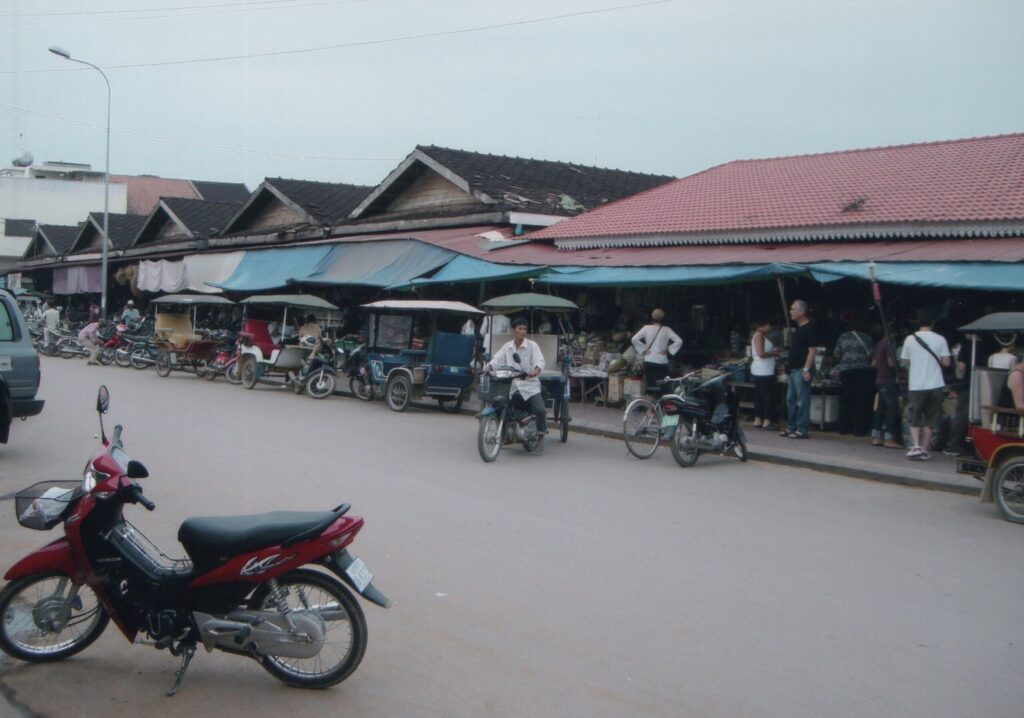 カンボジアの街並み、バイク、商店。