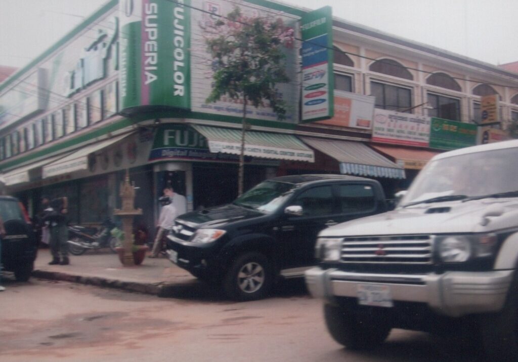カンボジアの町なみ。車、商店街。