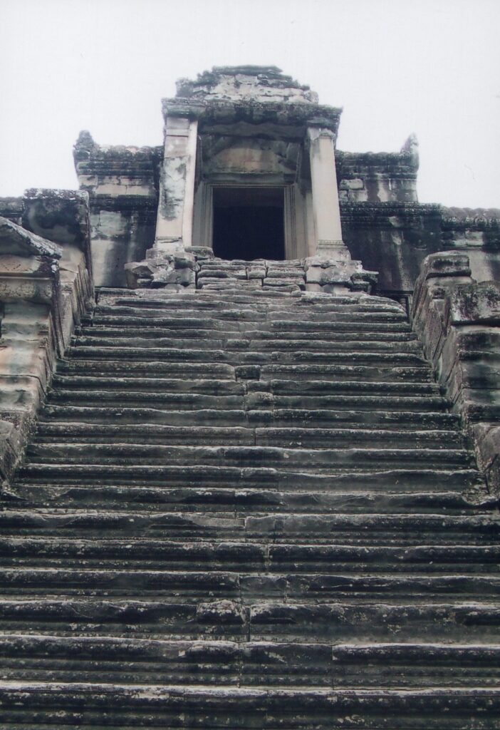 １日違いで上ることができなかったアンコールワットの塔のてっぺん。手前の階段が急だこと、劣化が進んでいる様子が見られる