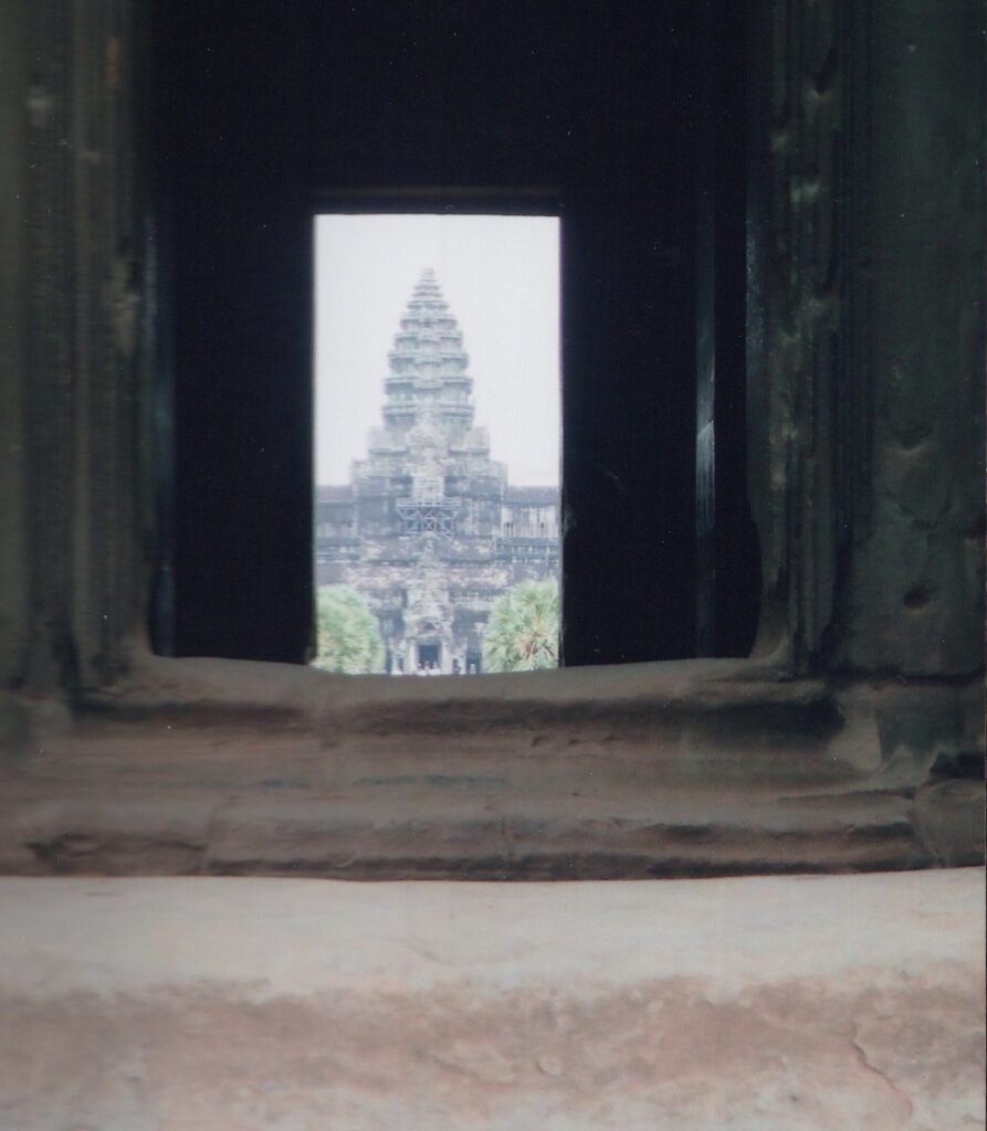 門を通してみるアンコールワット　門が額縁のようになって、塔が絵画のように切り取られている